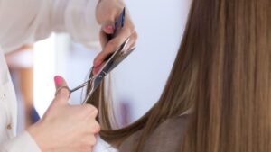 Bermimpi Potong Rambut: Pertanda Baik atau Buruk?