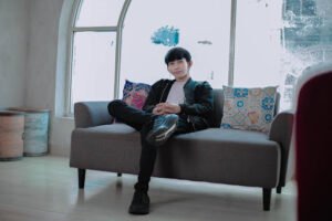 Profil dan Biodata Ais Hikki, Perjalanan Tukang Koran Keliling Hingga Jadi Musisi dan Blogger