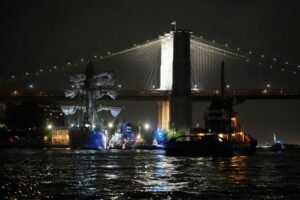 Insiden Kapal Perang Meksiko Tabrak Jembatan di New York