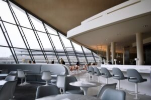 Menjelajahi Oasis di Tengah Hiruk Pikuk: Panduan Lengkap Lounge Bandara