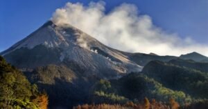 Pesona Gunung Indonesia Kembali Memanggil: Wisata Alam yang Bertumbuh di Tengah Tantangan