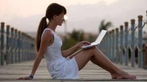 Traveling Sambil Kerja Remote: Gaya Hidup Nomad Modern yang Memikat